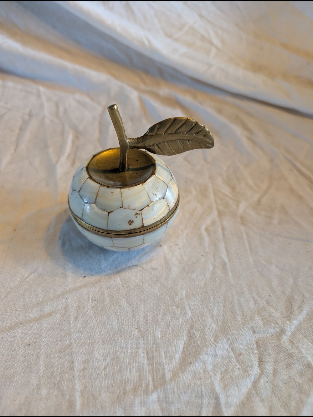 2/100$ Vintage Mother-of-pearl and brass Apple Trinket Box